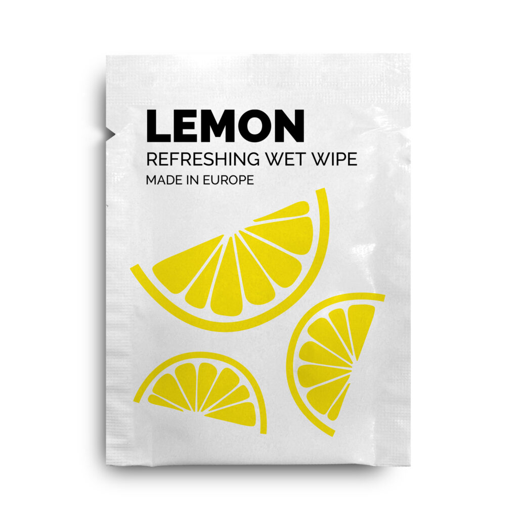Toallita refrescante limón sobre blanco